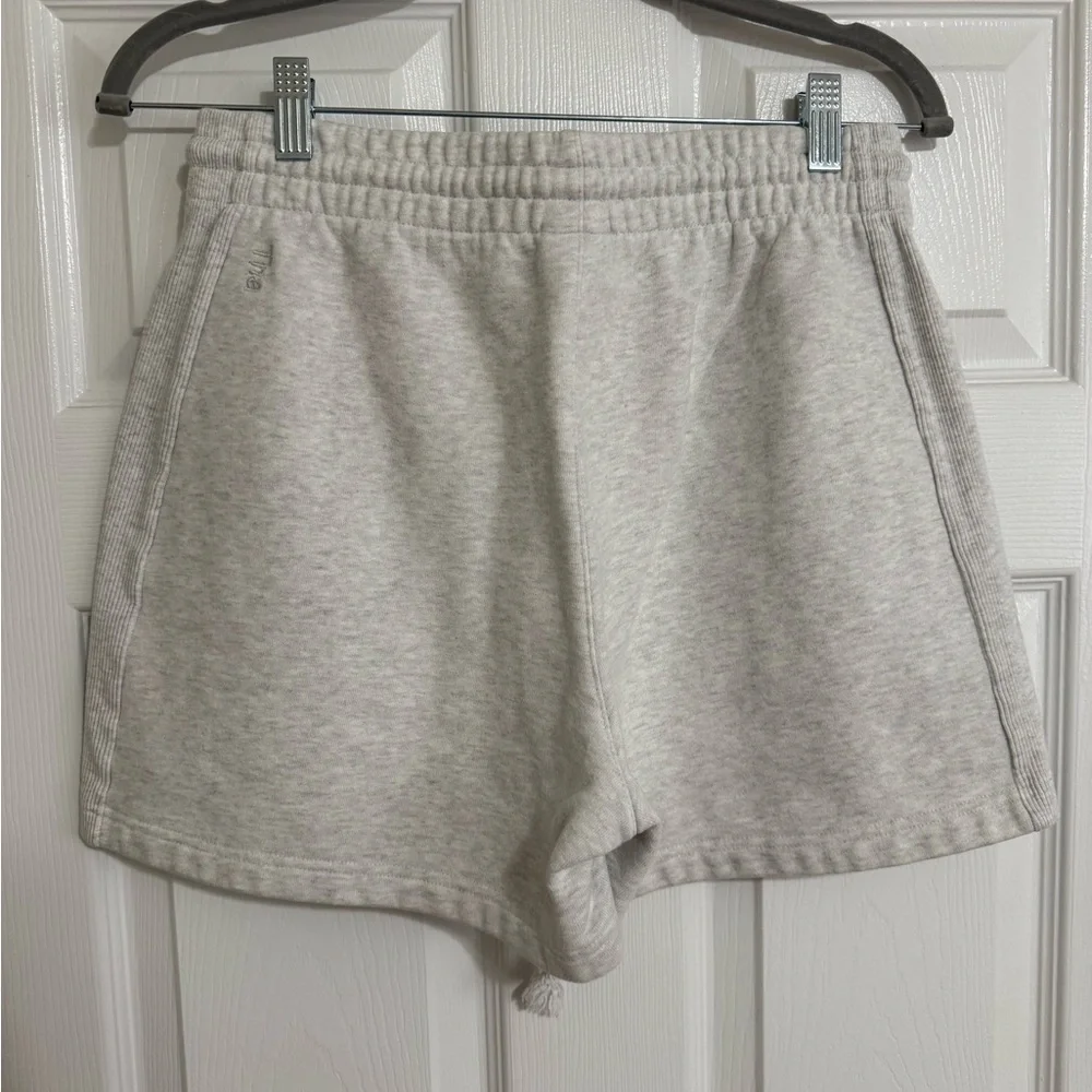 TNA CozyAF Fleece Perfect Hi-Rise Sweatshorts Heather Grey | Aritzia | Size M - Picture 5 of 5